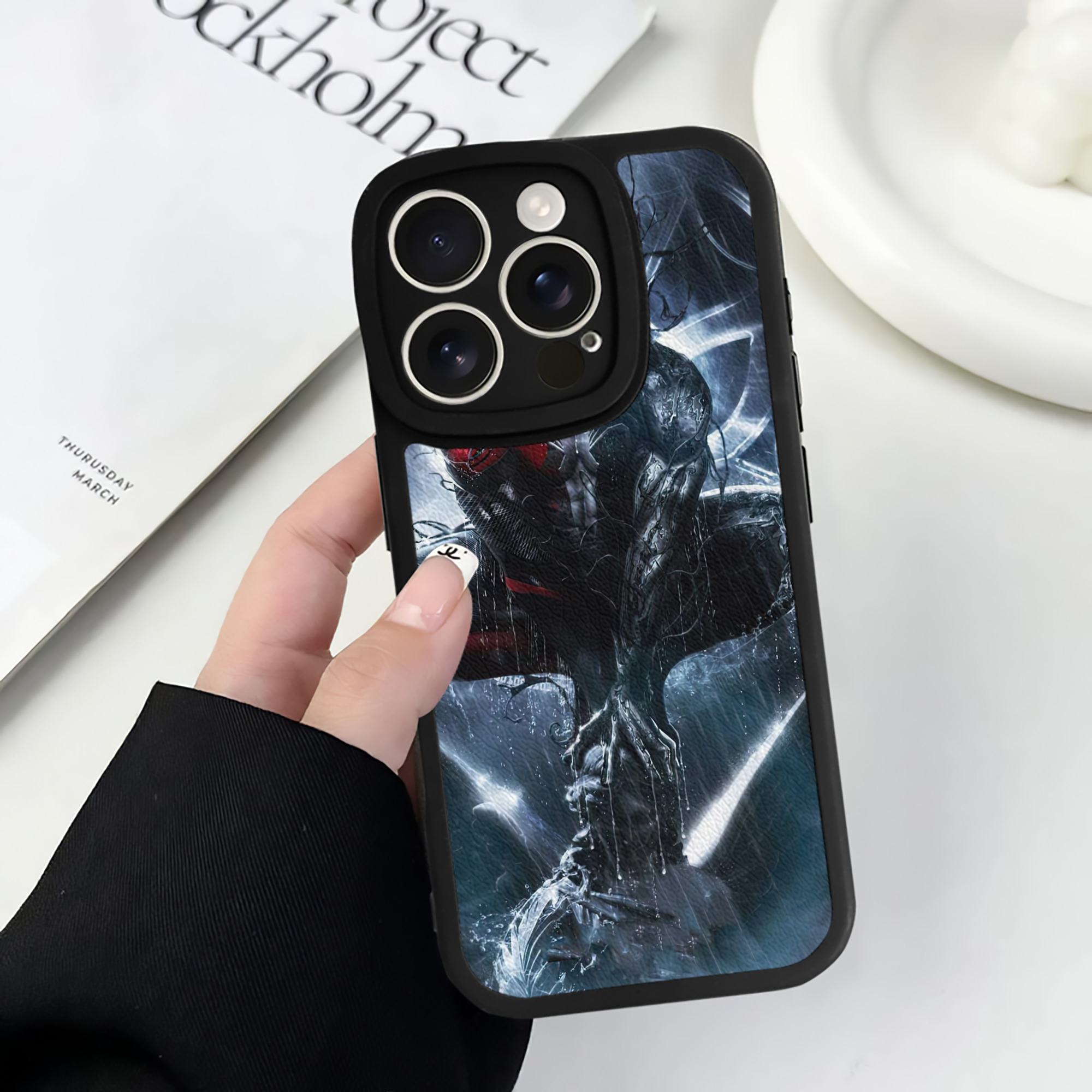 （画像用） Spider Man スパイダーマン 【iPhone 16シリーズ対応】シリコンスマホケース（レザー調） 材質：シリコン